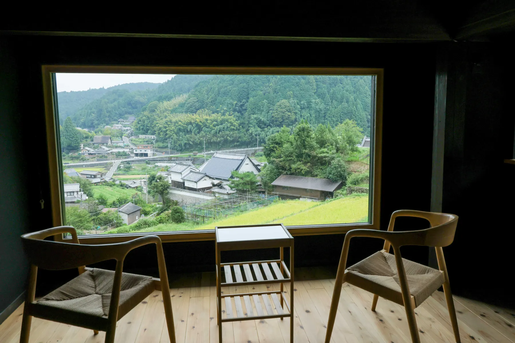 窓の外に広がる山添村の里山